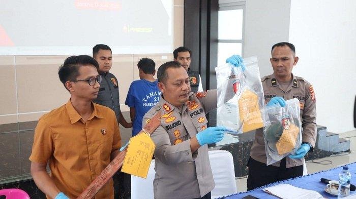 Kapolres Aceh Besar, AKBP Sujoko didampingi Kasat Reskrim, AKP Donna Briadi melakukan konferensi pers kasus pembunuhan di Mapolres setempat, Selasa (17/6/2025). 