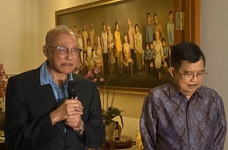 Wakil Presiden Ke-10 dan Ke-12 RI Jusuf Kalla (kanan) dan Wali Nanggroe Aceh Tengku Malik Mahmud (kiri) berikan keterangan kepada wartawan di Jakarta, Selasa (17/6/2025). 