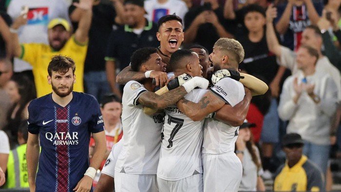 Pemain PSG Khvicha Kvaratskhelia (kiri) melewati para pemain Botafogo yang merayakan kemenangan usai laga. Foto: REUTERS/DANIEL COLE.