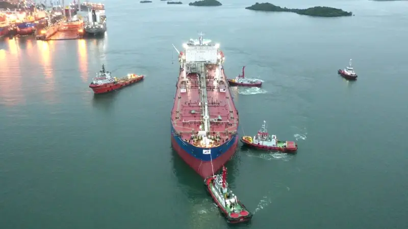 PT Pertamina Trans Kontinental (PTK), anak usaha PT Pertamina International Shipping (PIS), turut ambil peran dalam mendukung ketahanan energi nasional dengan membantu kegiatan towing atau menarik kapal FSO Pertamina Abherka dari perairan Batam menuju lapangan Poleng, di lepas pantai Jawa Timur.Jum'at,4/7/2025.