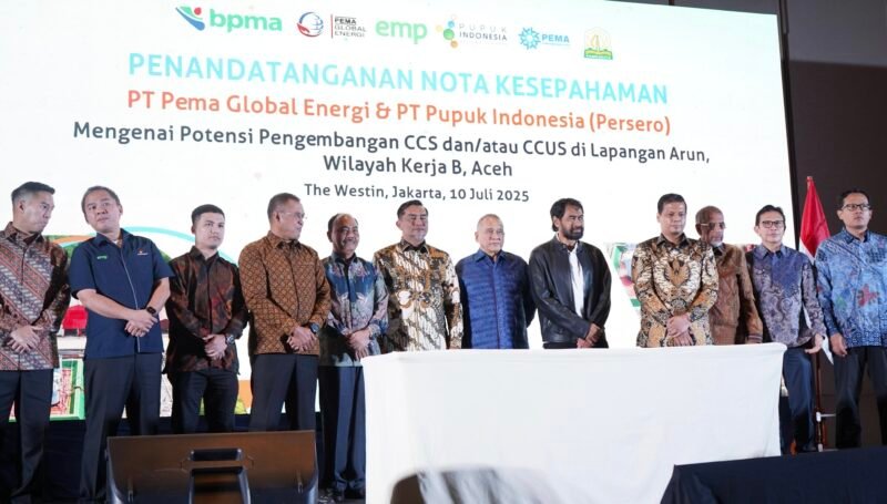 Penandatanganan nota kesepahaman (MoU) antara PT Pema Global Energi (PGE), anak perusahaan PT Pembangunan Aceh (PEMA) dengan PT Pupuk Indonesia (Persero), di The Westin Jakarta. Foto: dok PEMA.