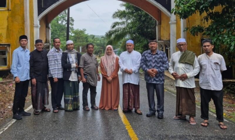 Tim Lembaga Wali Nanggroe Aceh meninjau tapal batas antara Aceh Singkil dan Tapanuli Tengah, Sumatera Utara, tepatnya di kawasan daratan Kecamatan Danau Paris. Foto:Ist