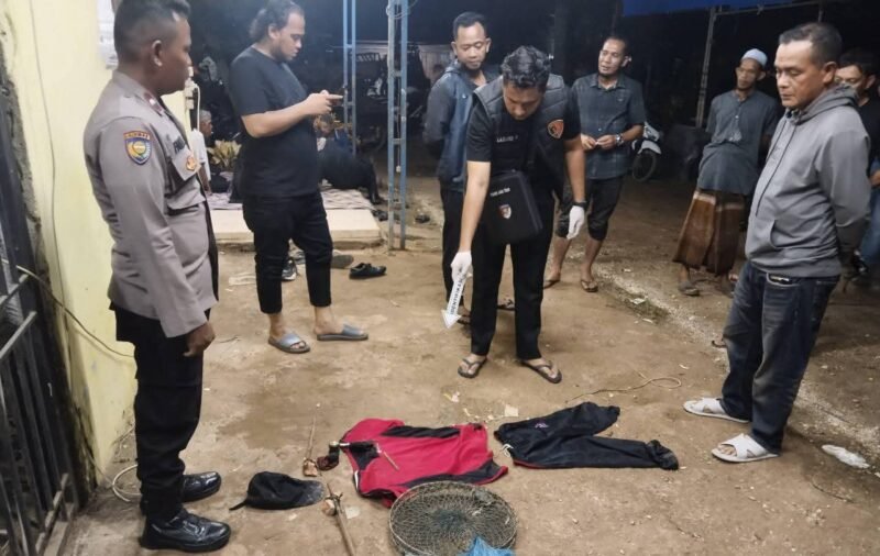 Tim Unit INAFIS (Indonesia Automatic Fingerprint Identification System) Polres Aceh Timur melakukan olah Tempat Kejadian Perkara (TKP) dan mengidentifikasi Mayat di Peureulak, Aceh Timur. (Foto:Ist) 