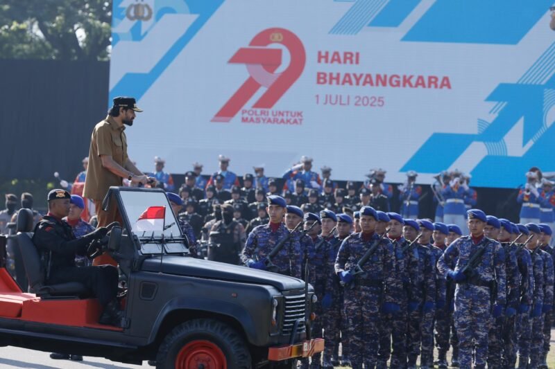 Gubernur Aceh, Muzakir Manaf, bertindak sebagai Inspektur Upacara pada peringatan Hari Ulang Tahun (HUT) Bhayangkara ke-79 yang digelar di Lapangan Blang Padang, Banda Aceh, Selasa (1/7). Foto : Dok. Biro Adpim Setda Aceh