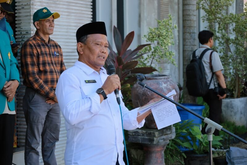 Staf Ahli Bupati Bidang Perekonomian, Keuangan dan Pembangunan Ir. Makmun, MT. memberikan arahan kepada seluruh Mahasiswa Kuliah Kerja Nyata (KKN) Universitas Syiah Kuala periode XXVII tahun 2025, di Halaman Gedung Dekranasda Aceh Besar, Kecamatan Ingin Jaya, Selasa (01/07/2025). FOTO/MC ACEH BESAR