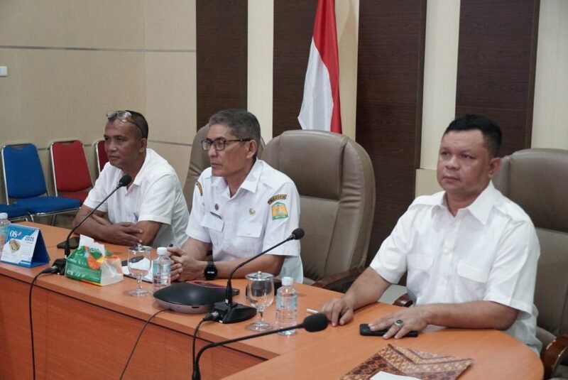 Asisten III Sekdakab Aceh Besar Bidang Administrasi Umum, Jamaluddin, S.Sos., M.M., mengikuti rakor penertiban dan penyelamatan aset milik pemerintah daerah se-Aceh tahun 2025 melalui Zoom Meeting di Aula Sanusi Wahab, Kantor Bupati Aceh Besar, Kota Jantho, Rabu (2/7/2025). FOTO/MC ACEH BESAR