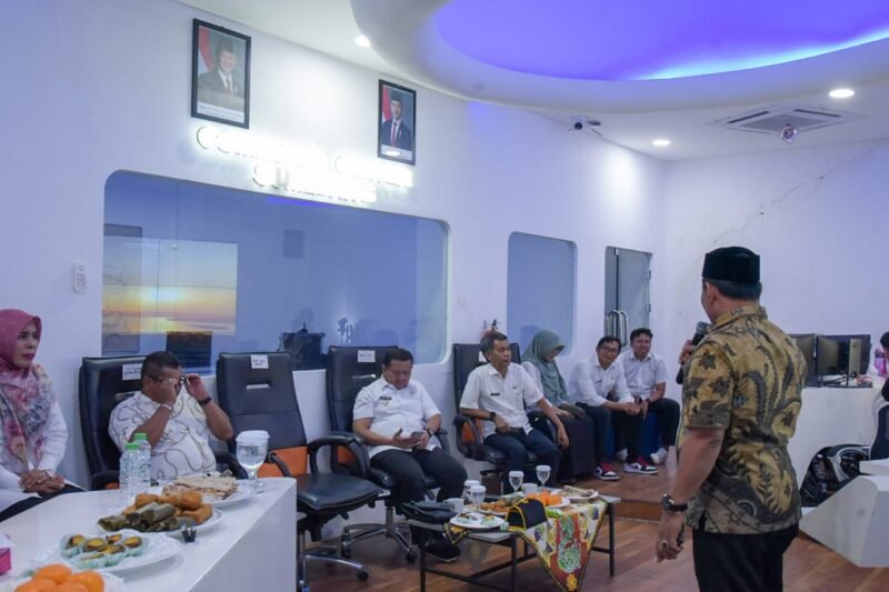 Bupati Aceh Besar, H. Muharram Idris, menyampaikan sambutan saat melaksanakan studi tiru Sistem Pemerintahan Berbasis Elektronik (SPBE) ke Kabupaten Sumedang, Rabu (2/7/2025). FOTO/MC ACEH BESAR