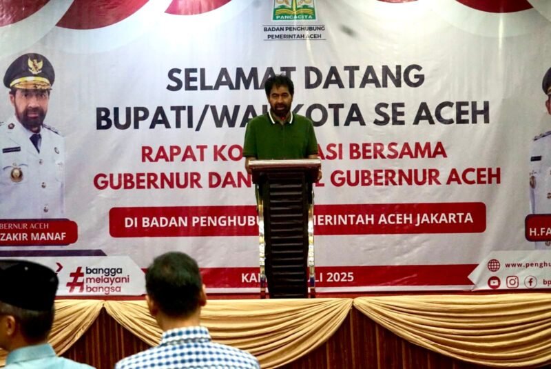 Gubernur Aceh, H. Muzakir Manaf, melakukan pertemuan bersama Anggota DPR RI dan DPD RI asal Aceh serta  bupati dan wali kota se-Aceh di Kantor Badan Penghubung Pemerintah Aceh, Jakarta, Kamis 3/7, malam. Foto : Dok. Biro Adpim Setda Aceh