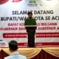 Gubernur Aceh, H. Muzakir Manaf, melakukan pertemuan bersama Anggota DPR RI dan DPD RI asal Aceh serta  bupati dan wali kota se-Aceh di Kantor Badan Penghubung Pemerintah Aceh, Jakarta, Kamis 3/7, malam. Foto : Dok. Biro Adpim Setda Aceh