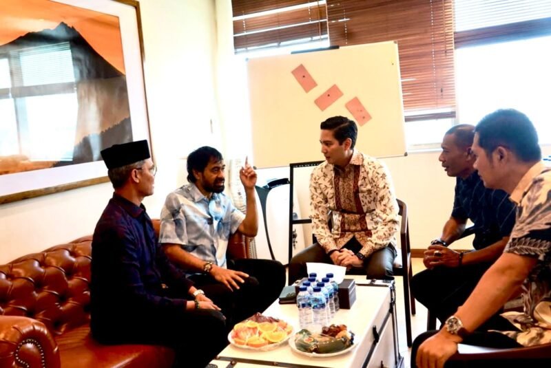 Gubernur Aceh Muzakir Manaf didampingi Plt Sekda Aceh, M. Nasir, dan Ketua DPR Aceh Zulfadli, melakukan pertemuan dengan Ketua Fraksi Gerindra DPR RI, Budisatrio Djiwandono, serta anggota DPR RI asal Aceh Fraksi Gerindra TA Khalid, di Fraksi Partai Gerindra, Lantai 17, Gedung Nusantara 1, DPR RI, Jakarta, Jumat, 4 Juli 2025.(Foto:Dok.Biro Adpim Setda Aceh) 