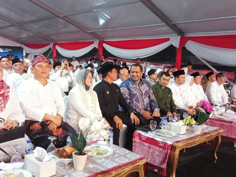 Bupati Aceh Besar, Muharram Idris menghadiri malam puncak festival seni budaya dan sekaligus peringatan menyambut tahun baru Islam 1447 H yang berlangsung di Lapangan Sport Center, Pantai Panjang, Kota Bengkulu, Sabtu, (5/07/2025). FOTO/DOK PEMKAB ACEH BESAR