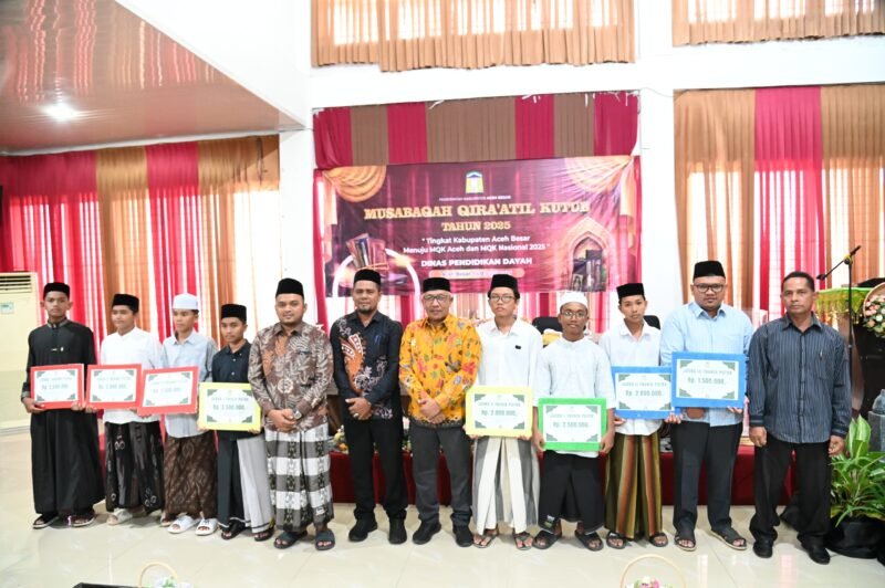 Asisten 1 Sekdakab Aceh Besar, Farhan AP, Kadisdik Dayah Aceh Besar, Abubakar SAg foto bersama seusai penentuan STQ Tingkat Kabupaten Aceh Besar Tahun 2025 di Gedung Dekranasda Gampong Gani, Kecamatan Ingin Jaya, Aceh Besar, Minggu (06/07/2025). FOTO/MC ACEH BESAR