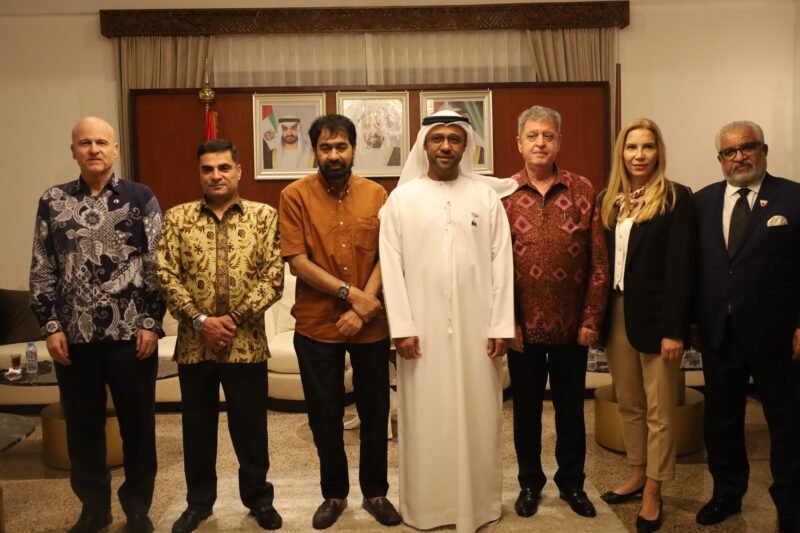 Gubernur Aceh melakukan foto bersama usai berdialog dengan sejumlah dutas besar dari Timur Tengah, Sabtu, 5 Juli 2025. (Foto: Humas BPPA)