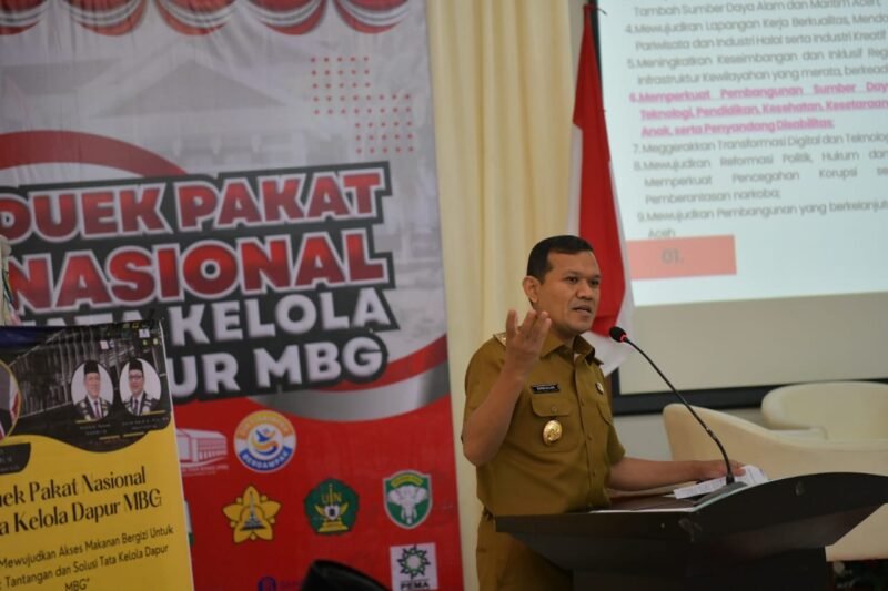 Wakil Gubernur Aceh, Fadhlullah, SE menghadiri sekaligus menyampaikan sambutan pada Duek Pakat Nasional Tata Kelola Dapur Makan Bergizi Gratis (MBG) di Balai Sidang Fakultas Ekonomi dan Bisnis USK, Senin, 07/07/2025.(Foto:Dok.Biro Adpim Setda Aceh)