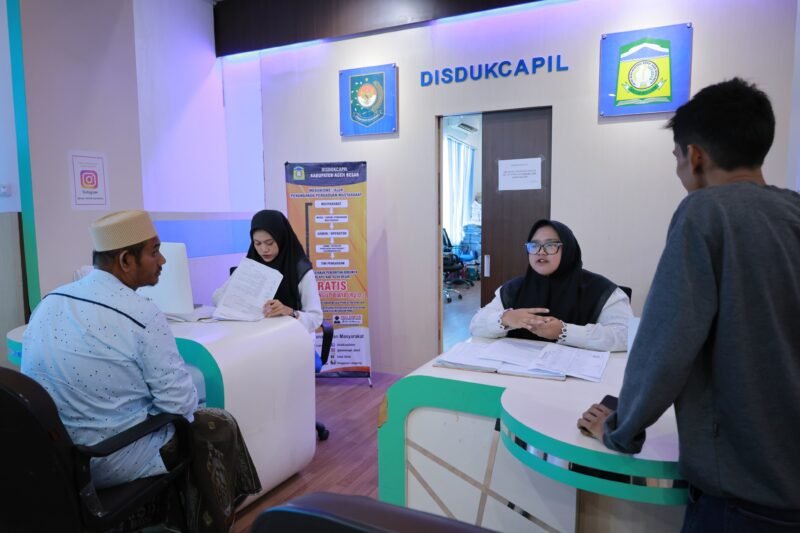 Petugas Disdukcapil Aceh Besar memberikan pelayanan kepada masyarakat di MPP Aceh Besar, Lambaro, Kecamatan Ingin Jaya, Senin (7/7/2025). FOTO/MC ACEH BESAR