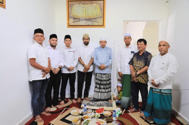 Gubernur Aceh, Muzakir Manaf, di dampingi bupati Aceh barat melakukan kunjungan silaturahmi ke Dayah Istiqamatuddin Ulumul Quran yang terletak di Gampong Ujong Tanoh Darat, Kecamatan Meureubo, Kabupaten Aceh Barat, Senin 7/juli/2025.(Foto:Dok.Biro Adpim Setda Aceh)