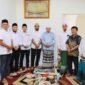 Gubernur Aceh, Muzakir Manaf, di dampingi bupati Aceh barat melakukan kunjungan silaturahmi ke Dayah Istiqamatuddin Ulumul Quran yang terletak di Gampong Ujong Tanoh Darat, Kecamatan Meureubo, Kabupaten Aceh Barat, Senin 7/juli/2025.(Foto:Dok.Biro Adpim Setda Aceh)
