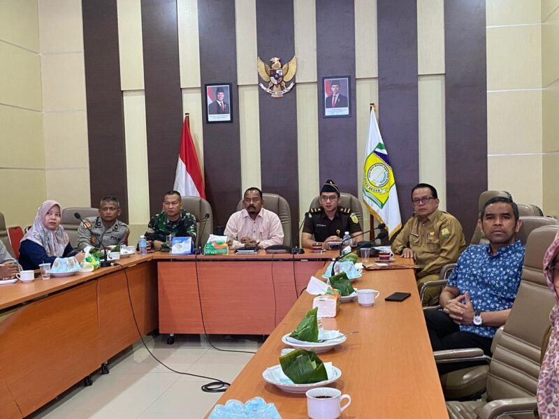 Asisten II Sekdakab Aceh Besar HM Ali S.Sos M.Si bersama unsur Forkopimda dan Kepada OPD melakukan Rapat Koordinasi Pengendalian Inflasi bersama Kemendari RI secara virtual dari ruang rapat Kantor Bupati Aceh Besar, Kota Jantho, Senin (07/07/2025.FOTO/MC ACEH BESAR