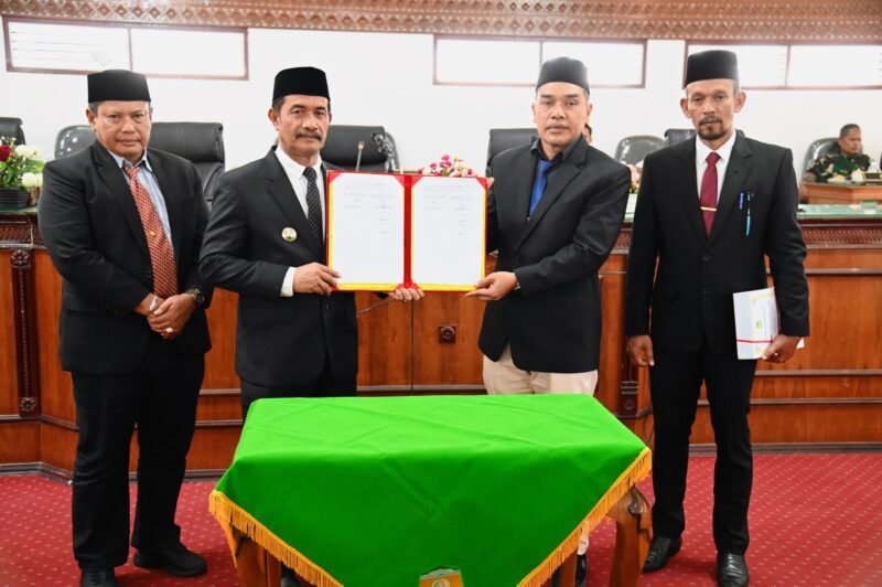 Wakil Bupati Aceh Besar Drs H Syukri A Jalil menghadiri Rapat Paripurna ke-4 DPRK Aceh Besar Tahun 2024-2025 dengan agenda Pengantar Nota Keuangan dan Rancangan Qanun Kabupaten Aceh Besar di Ruang Rapat Paripurna DPRK Aceh Besar, Kota Jantho, Senin (07/07/2025).FOTO/MC ACEH BESAR