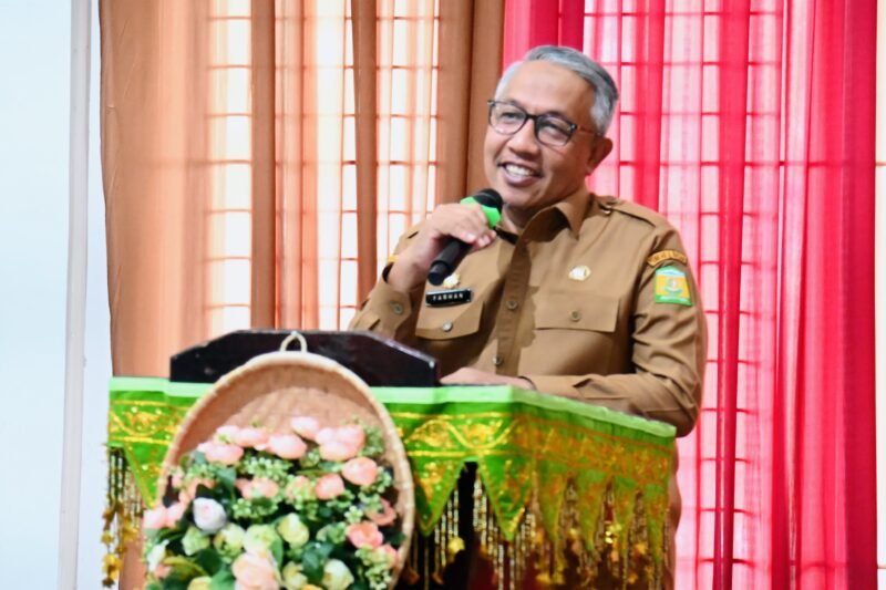 Asisten 1 Sekdakab Aceh Besar, Farhan AP menyampaikan sambutan sekaligus membuka acara Bimtek Literasi Informasi Kabupaten Aceh Besar Tahun 2025 di Gedung Dekranasda Gampong Gani, Kecamatan Ingin Jaya, Aceh Besar, Selasa (08/07/2025). FOTO/MC ACEH BESAR