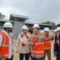 Gubernur Aceh Muzakir Manaf, bersama Direktur Utama Arsari Group Hashim Djodjohadikusumo meninjau fasilitas pabrik karet remah PT Potensi Bumi Sakti, di Desa Glee Siblah, Kecamatan Woyla, Kabupaten Aceh Barat. 08/07/2025 (Foto:Dok.Biro Adpim Setda Aceh) 