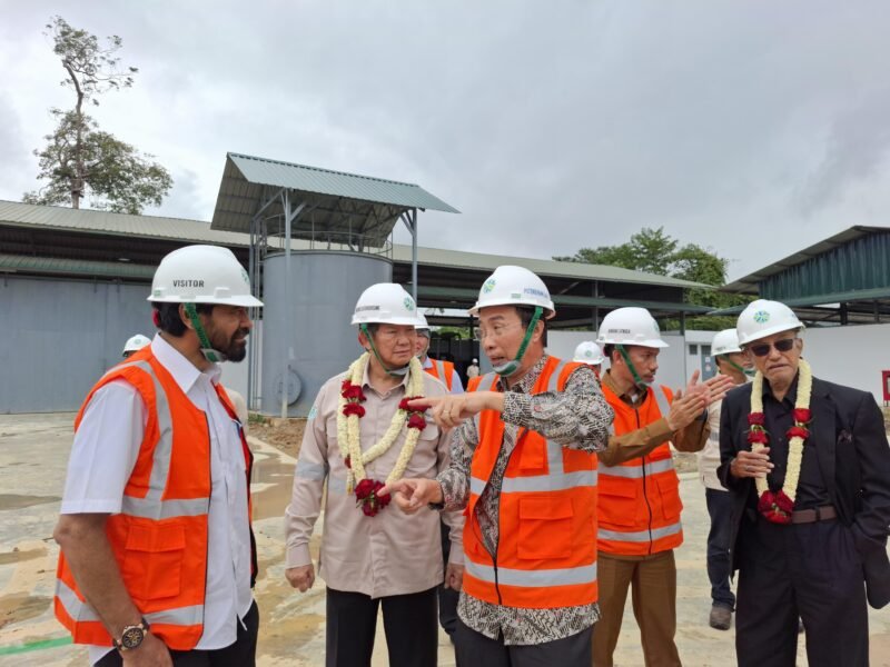Gubernur Aceh Muzakir Manaf, bersama Direktur Utama Arsari Group Hashim Djodjohadikusumo meninjau fasilitas pabrik karet remah PT Potensi Bumi Sakti, di Desa Glee Siblah, Kecamatan Woyla, Kabupaten Aceh Barat. (08/07/2025) . Foto: Dok. Biro Adpim Setda Aceh