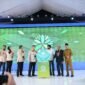 Direktur Utama Arsari Group Hashim Djodjohadikusumo bersama Gubernur Aceh Muzakir Manaf, Wali Nanggroe Aceh Malik Mahmud Al Haytar, dan Bupati Aceh Barat Tarmizi meresmikan pabrik karet remah PT Potensi Bumi Sakti, di Desa Glee Siblah, Kecamatan Woyla, Kabupaten Aceh Barat. 08/07/2025 (Foto:Dok.Biro Adpim Setda Aceh)