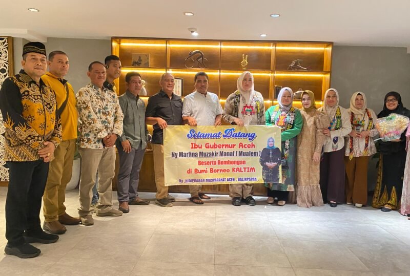 ketua TP PKK Aceh Marlina Muzakir didampingi Staf Ahli TP PKK Aceh Mukharamah Fadhullah disambut hangat oleh masyarakat Aceh yang terhimpun dalam Himpunan Masyarakat Aceh (HIMA) Balik Papan saat tiba di Hotel Four Points by Sheraton Balikpapan. Kedatangan Marlina ke Balik Papan bersama rombongan merupakan lanjutan rangkaian acara Rapat Kerja Nasional (Rakernas) X PKK Tahun 2025, Rabu malam, 8 Juli 2025. Foto : Dok. Biro Adpim Setda Aceh