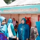 Ketua TP PKK Kabupaten Aceh Besar, Hj. Rita Mayasari, menyempatkan diri mengunjungi area Festival UMKM 2025 kawasan Convention Hall Sempaja, Samarinda Kota Samarinda, Kalimantan Timur, Selasa (08/07/2025). FOTO/MC ACEH BESAR
