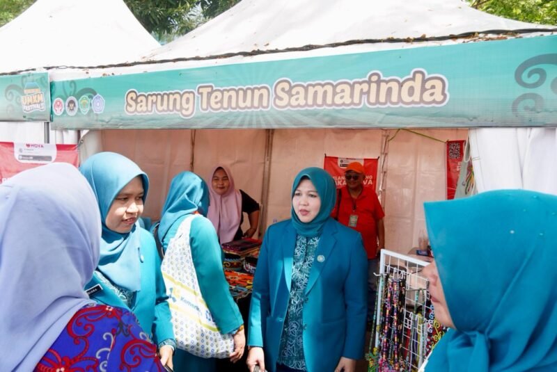 Ketua TP PKK Kabupaten Aceh Besar, Hj. Rita Mayasari, menyempatkan diri mengunjungi area Festival UMKM 2025 kawasan Convention Hall Sempaja, Samarinda Kota Samarinda, Kalimantan Timur, Selasa (08/07/2025). FOTO/MC ACEH BESAR
