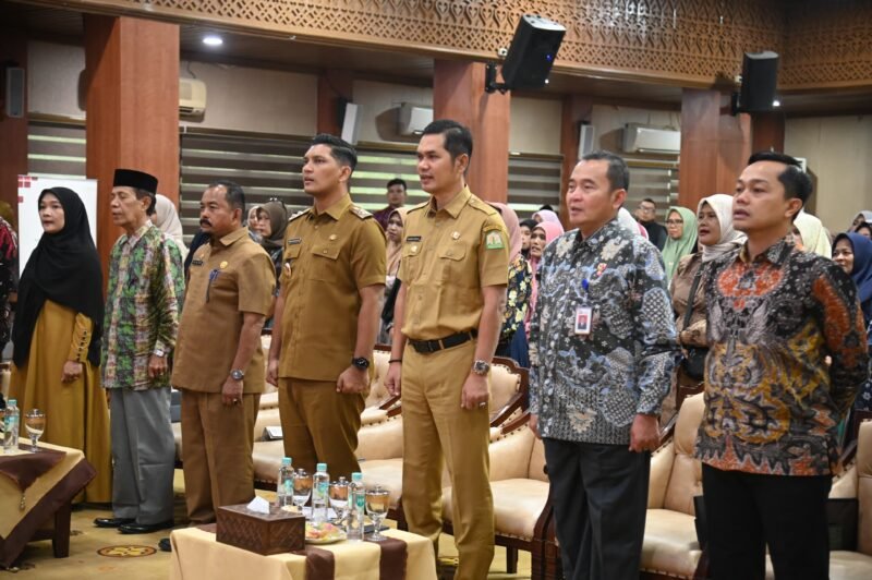 Asisten II Sekdakab M Ali S.Sos MSi menghadiri kegiatan sosialisasi waspada aktivitas keuangan ilegal dan money game kepada srikandi Perekonomian di Provinsi Aceh yang digelar Otoritas Jasa Keuangan (OJK) Aceh, bertempat di Aula Kantor Gubernur Aceh, Selasa, (08/07/2025). FOTO/MC ACEH BESAR