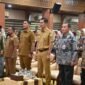 Asisten II Sekdakab M Ali S.Sos MSi menghadiri kegiatan sosialisasi waspada aktivitas keuangan ilegal dan money game kepada srikandi Perekonomian di Provinsi Aceh yang digelar Otoritas Jasa Keuangan (OJK) Aceh, bertempat di Aula Kantor Gubernur Aceh, Selasa, (08/07/2025). FOTO/MC ACEH BESAR