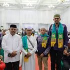 Foto bersama Kadis Syariat Islam Rusdi SSos MSi, dan jamaah haji asal Aceh Besar yang juga menjabat di jajaran Pemkab Aceh Besar, di Aula Jeddah Asrama Haji, Jeulingke, Banda Aceh, Selasa (8/7/2025) malam. FOTO/ MC ACEH BESAR