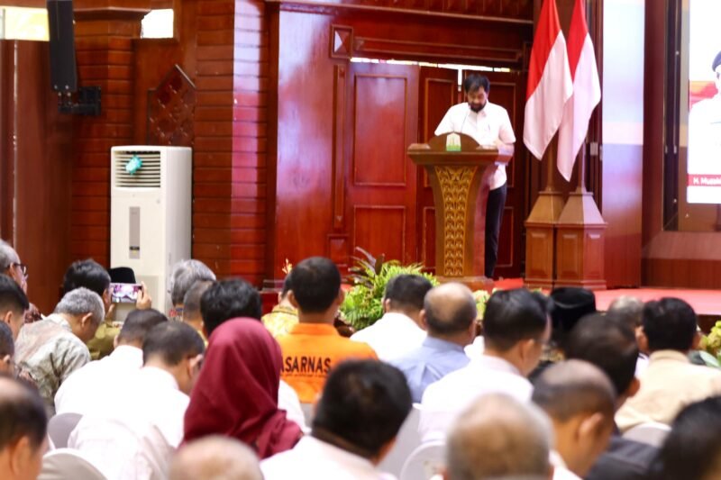 Gubernur Aceh, Muzakir Manaf, memberi sambutan sekaligus membuka Musrembang Rencana Pembangunan Jangka Menengah (RPJM) Aceh tahun 2025-2029, yang dihadiri Menteri Perencanaan Pembangunan Nasional, Profesor Dr. Ir. Rachmat Pambudy M.S., dan Sekjen Kemendagri, Komjen pol. Drs Tomsi Tohir, MSi, sebagai narasumber acara yang berlangsung di Anjong Mon Mata, Banda Aceh, Rabu, 9/7/2025 (Foto:Dok.Biro Adpim Setda Aceh) 