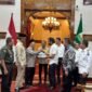 Gubernur Aceh, Muzakir Manaf menyerahkan dokumen usulan pembangunan terowongan Geurutee kepada Menteri Perencanaan Pembangunan Nasional (PPN)/Kepala Bappenas, Rachmat Pambudy, di Meuligoe Gubernur Aceh, Rabu 9/7/2025 (Foto:Dok.Biro Adpim Setda Aceh) 