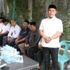 Bupati Aceh Besar, H Syech Muharram Idris menyampaikan tausyiah saat melayat ke rumah almarhum dr Haryati binti Radin Suharyo di Gampong Lampeuneurut, Kecamatan Darul Imarah, AcehBesar, Rabu (09/07/2025). FOTO/MC ACEH BESAR