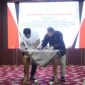 Gubernur Aceh, Muzakir Manaf, menandatangani MoU kerja sama dengan  Menteri Koordinator Bidang Hukum, Hak Asasi Manusia, Imigrasi, dan Pemasyarakatan Indonesia Yusril Ihza Mahendradi restoran Pendopo Gubernur Aceh, 09/07/2025. Foto : Dok. Biro Adpim Setda Aceh