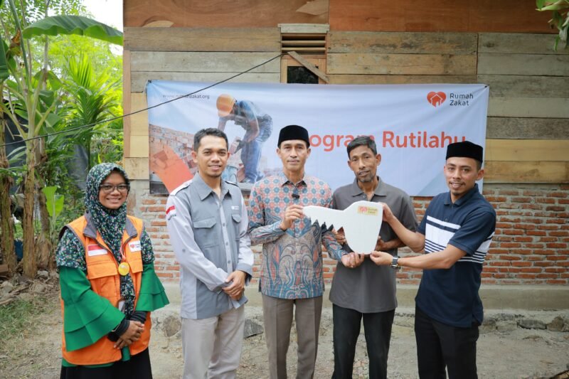 Kepala Baitul Mal Aceh Besar H. Azwir Anwar, SE didampingi Representatif Manager (RM) Rumah Zakat Perwakilan Aceh Riadhi menyerahkan kunci rumah bantuan layak huni kepada Maimun, di Gampong (desa-red) Ie suum, Kecamatan Mesjid Raya, Kabupaten Aceh Besar, Kamis (10/07/2025) FOTO/MC ACEH BESAR
