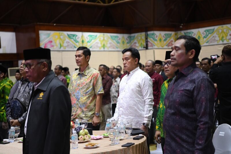 Plt Sekda Aceh, M. Nasir menyampaikan sambutan Gubernur Aceh pada acara Lokakarya Syarikat Islam Leaders Forum (SILF) yang berlangsung di Anjong Mon Mata, Meuligoe Gubernur Aceh, Kamis malam (10/7/2025) yang dihadiri Menteri Koordinator Bidang Hukum, HAM, Imigrasi, dan Pemasyarakatan (Menko Kumham Imipas) Yusril Ihza Mahendra. Foto : Dok. Biro Adpim Setda Aceh
