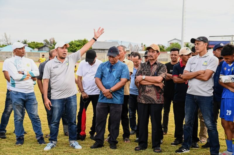 Wakil Bupati Aceh Besar, Drs H Syukri A Jalil (tengah baju batik) didampingi Plt Sekda Aceh Besar, Bahrul Jamil (baju biru batik) dan Ketua Tim Manajemen Sepak Bola Pra PORA Aceh Besar, Mariadi ST MM memberi arahan kepada pemain seusai mengalahkan Aceh Tamiang, 2-1, di Stadion Blang Paseh Sigli, Pidie, Kamis (10/7/2025) sore. FOTO/ MC ACEH BESAR 