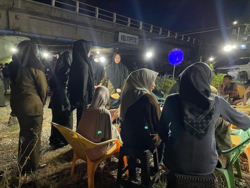 Petugas Satpol PP dan WH Aceh Besar berdialog dengan pengunjung kafe, di Cot Iri, Krueng Barona Jaya, Aceh Besar, Sabtu (12/7/2025) malam. FOTO/ MC ACEH BESAR