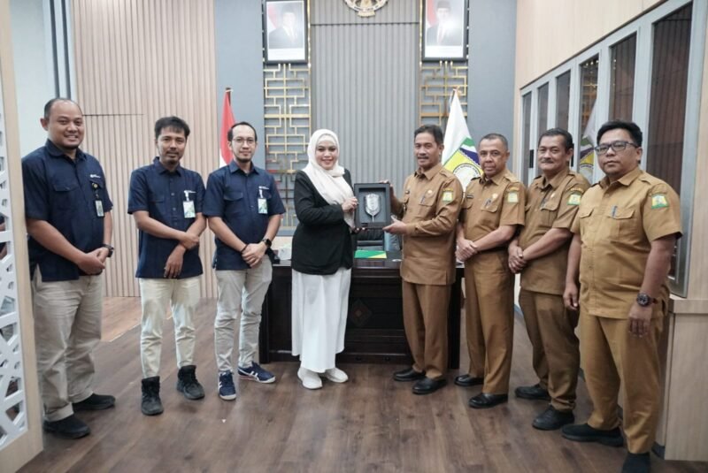 Wakil Bupati Aceh Besar Drs Syukri A Jalil menerima piagam dari Kepala Badan Penyelenggara Jaminan Sosial (BPJS) Banda Aceh di Kantor Bupati Aceh Besar, Kota Jantho, Selasa (15/07/2025).FOTO/MC ACEH BESAR