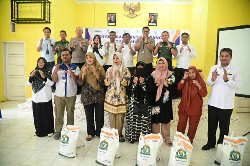 Foto bersama pada penyaluran bantuan beras BPB secara simbolis, di Gedung UDKP Kecamatan Peukan Bada, Kabupaten Aceh Besar, Rabu (16/7/2025) pagi. FOTO/ MC ACEH BESAR