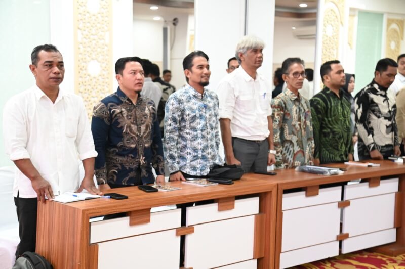Direktur PDAM Tirta Montala Aceh Besar, Ir. Sulaiman, M.Si, foto bersama seusai acara Diseminasi Kebijakan BUMD Air Minum Tahun 2025 di Ruang Potensi Daerah 1 Lantai III di Kantor Gubernur Aceh, Banda Aceh, Rabu (16/07/2025). FOTO/MC ACEH BESAR
