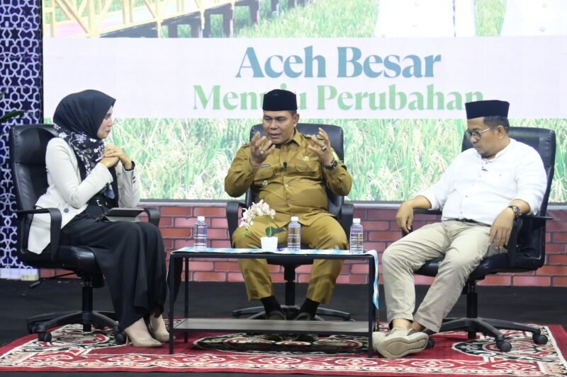 Bupati Aceh Besar H. Muharram Idris berdialog dengan pengamat dan host saat Talk Show 
