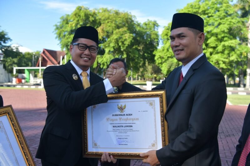 Plt. Sekda Aceh, M. Nasir menjadi Inspektur Upacara Peringatan Hari Koperasi Nasional Ke-78 Tahun 2025 Sekaligus Penyerahan Penghargaan 11 Kabupaten/Kota diHalaman Kantor Gubernur Aceh, Kamis, 17/7/2025.(Foto:Dok Biro Adpim Setda Aceh)