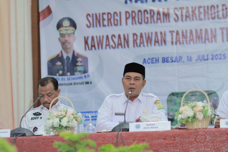Bupati Aceh Besar Syech Muharram sedang memberikan arahan padan rapat kerja sinergi program stakeholder pada kawasan tanaman terlarang di Kabupaten Aceh Besar yang diselenggarakan oleh BNN Republik Indonesia melalui Direktorat Pemberdayaan Alternatif, di Gedung Dekranasda Gampong Gani, Kecamatan Ingin Jaya, Rabu (16/07/2025). FOTO/MC ACEH BESAR