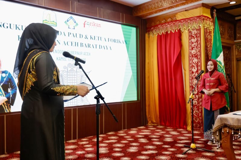 Bunda PAUD Aceh Marlina Muzakir mengukuhkan Ratna Sari Dewi sebagai Bunda Pendidikan Anak Usia Dini (PAUD) dan Ketua Forum Peningkatan Konsumsi Ikan (Forikan) Kabupaten Aceh Barat Daya, Kamis 17 Juli 2025. Pengukuhan berlangsung di Meuligoe Gubernur Aceh dengan disaksikan Ketua Pokja Bunda PAUD Aceh Mukarramah serta sejumlah pengurus kedua organisasi tersebut.(Foto:Dok.Biro Adpim Setda Aceh)