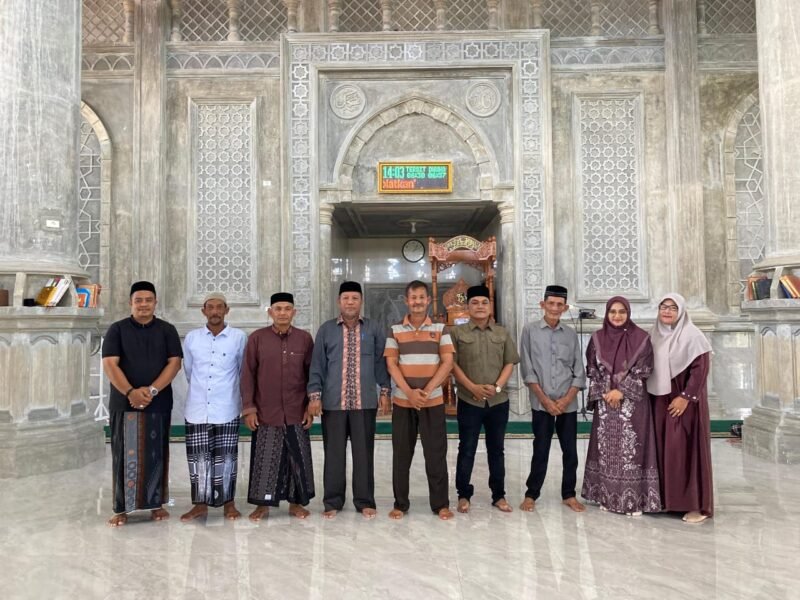 Camat Indrapuri Azhar, S.Sos berfoto bersama dengan Ketua dan Anggota Tuha Peut Mukim Jruek periode 2025–2030 usai prosesi pengukuhan yang berlangsung di Masjid Al-Mukarramah Mukim Jruek, Kamis, 17 Juli 2025.
