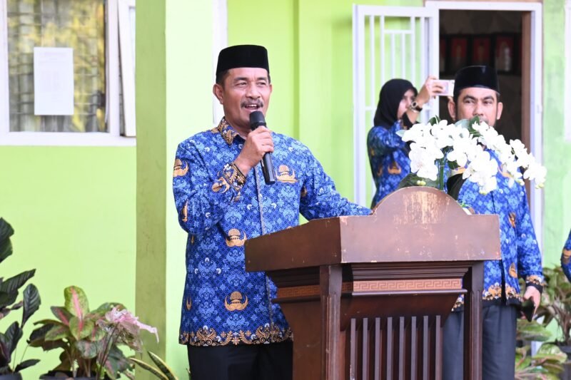 Wakil Bupati Aceh Besar Drs H Syukri A Jalil menyampaikan sanmbutan dalam upacara di MIN 16 Gampong Cot Nambak, Kecamatan Blang Bintang, Aceh Besar, Kamis (17/07/2025). FOTO/MC ACEH BESAR